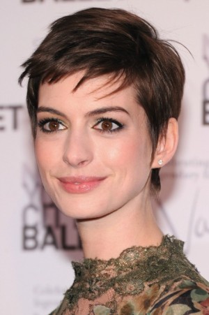 1113-anne_hathaway_frizure