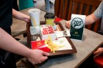 Poslu++ivanje za stolom_McDonald's