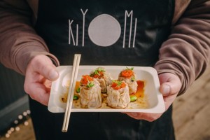 Chef Vid Nikolić_Siew Mai - dim sum punjen svinjetinom i kozicama