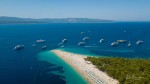Zračni pogled na plažu Zlatni rat u Bolu na otoku Braču, s karakterističnim špicastim oblikom i tirkiznim morem.