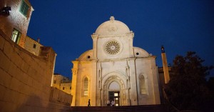 Pogled na unutrašnjost katedrale sv. Jakova u Šibeniku s impresivnim kamenim svodovima i detaljima.