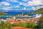 Pogled na prirodnu obalu otoka Visa s borovom šumom i kristalno čistim plavim morem.